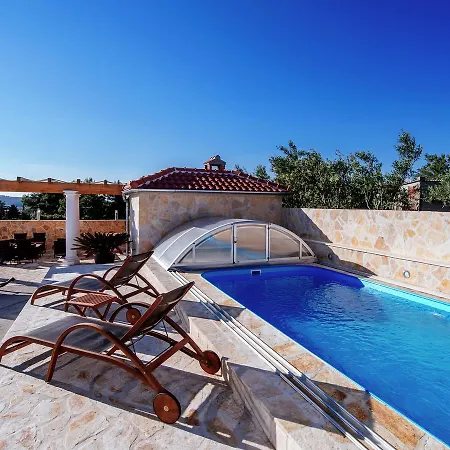 Holiday home Beautiful Holiday In With Swimming Pool