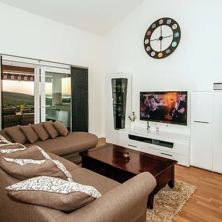 Beautiful Holiday In With Swimming Pool Holiday home *