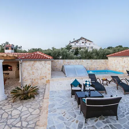 Beautiful Holiday In With Swimming Pool Holiday home