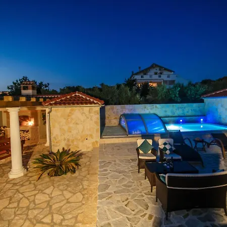 Beautiful Holiday In With Swimming Pool Holiday home *
