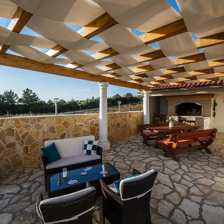 Beautiful Holiday In With Swimming Pool Holiday home *