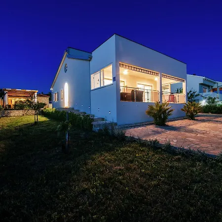 Beautiful Holiday In With Swimming Pool 度假居
