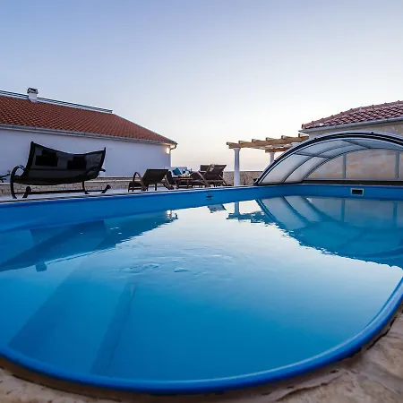 Beautiful Holiday In With Swimming Pool 度假居 Debeljak